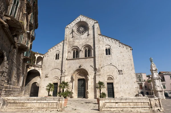 Bitonto (Bari, Puglia, Italia) - Antigua catedral de estilo románico —  Fotos de Stock