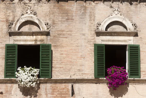 stock image Ascoli Piceno (Italy): Piazza del Popolo, historic buildings, tw