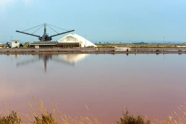 玛格丽塔迪普林意大利普利亚大区）： 盐蒸发池。 — 图库照片