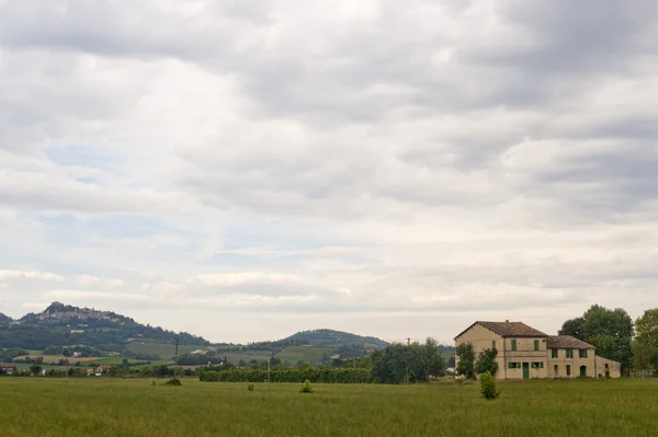 Landhaus in milia-romagna (italien) in der nähe von cesena im sommer — Stockfoto