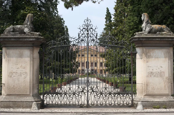 Sovizzo (Vicenza, Veneto, Italy), Villa Curti and the english ga — Stock Photo, Image