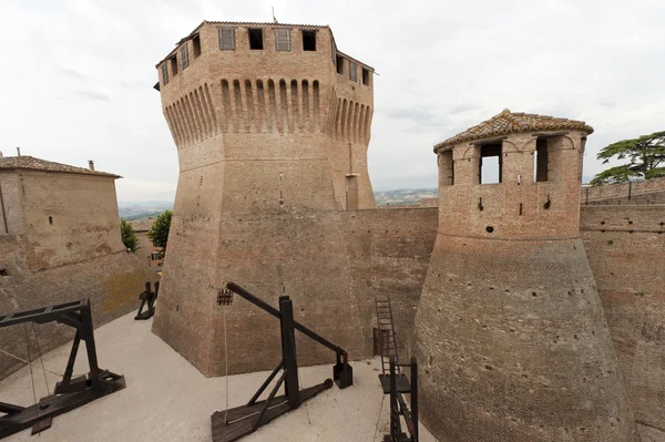 Mondavio (Pesaro e Urbino, Marches, Italy) - Стены и башни — стоковое фото