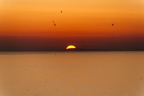 Zachód słońca nad morzem w rodi garganico (foggia, puglia, Włochy) — Zdjęcie stockowe