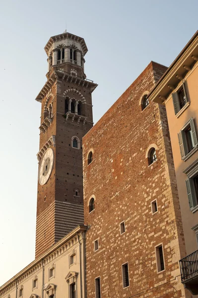 Verona (Veneto, Italy), Medieval tower called Torre dei Lamberti — Stock Photo, Image