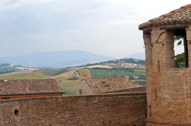 mondavio (pesaro e urbino, yürüyüş, İtalya) - duvarları ve kuleler