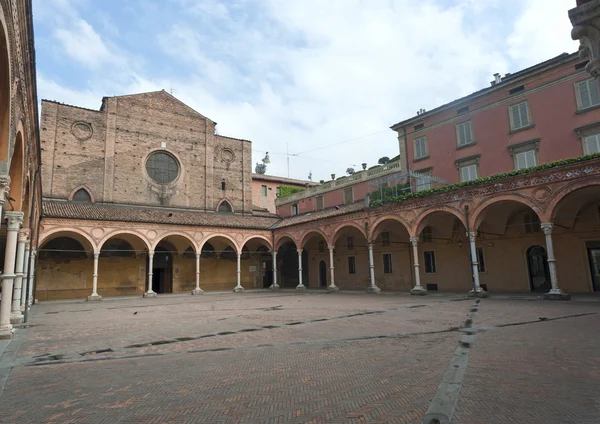 Bologna (Emilia-Romagna, Italy) - Historic church and portico — Stock Photo, Image