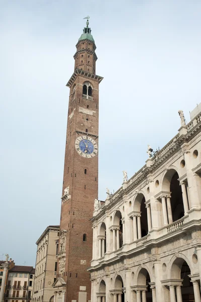 Vicenza (veneto, Italië): het historische centrale plein met de toren — Stockfoto