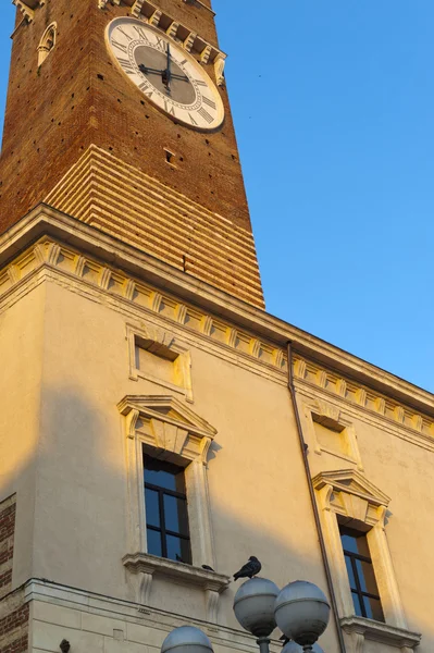 Verona (veneto, Itálie), středověká věž torre dei lamberti — Stock fotografie