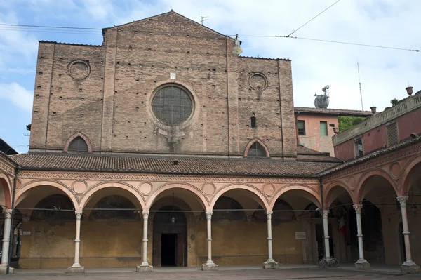 Болонья (Эмилия-Романья, Италия) - Историческая церковь и портик — стоковое фото