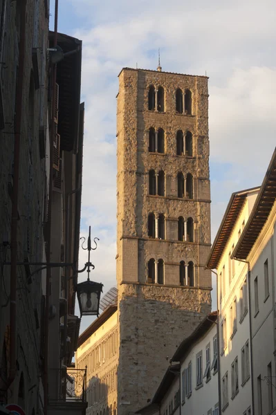 Средневековая колокольня в Ареццо (Тоскана, Италия) ) — стоковое фото
