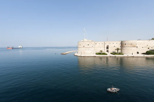 塔兰托 (意大利普利亚区-） 在海上的老城堡 — 图库照片