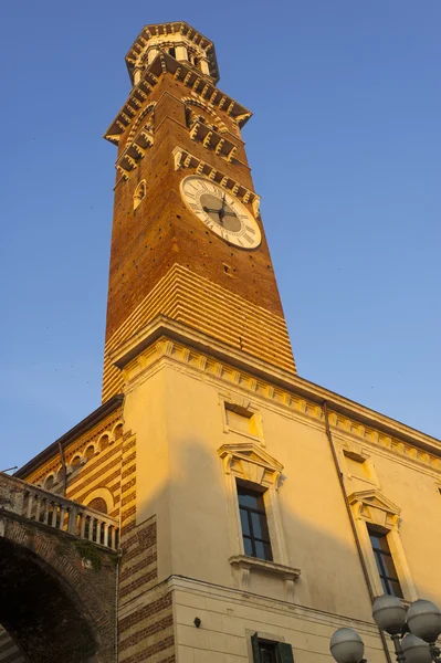 Verona (Véneto, Italia), torre medieval llamada Torre dei Lamberti —  Fotos de Stock