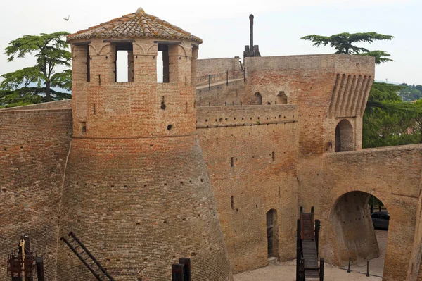 Mondavio (Pesaro e Urbino, Marcas, Italia) - Murallas y torres — Foto de Stock
