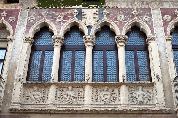 Vicenza (veneto, Itálie): okno historické budovy (renesanční zahrada, by — Stock fotografie