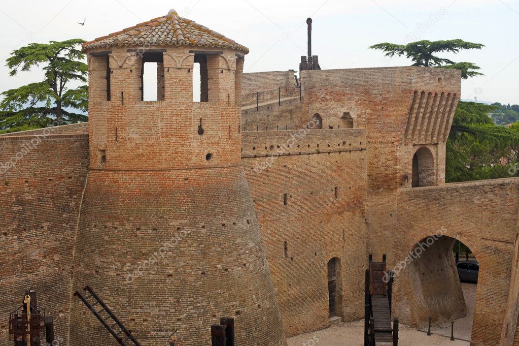 Mondavio (Pesaro e Urbino, Marches, Italy) - Walls and towers
