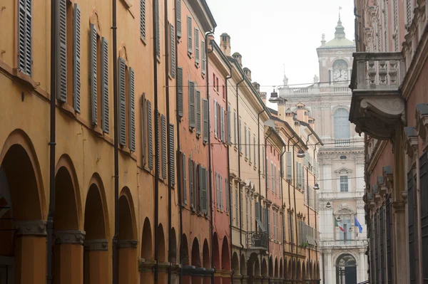 Modena (emilia-romagna, italien) - straße mit portikus — Stockfoto