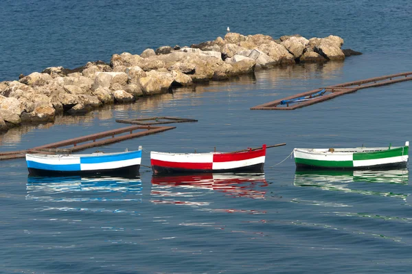 Таранто (Апулия, Италия) - Три лодки — стоковое фото