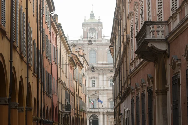 Модена (Италия) - улица с портиком — стоковое фото
