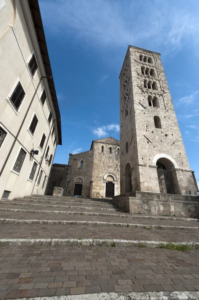 Ананії (Фрозіноне, Лаціо, Італія) - середньовічна собор і дзвіницю — стокове фото