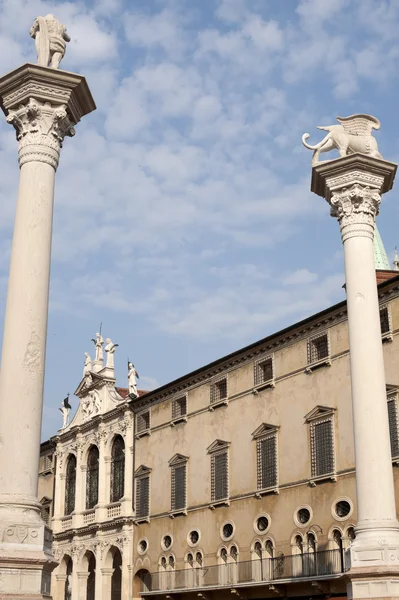 Vicenza (veneto, Italië): het historische centrale plein met twee colum — Stockfoto