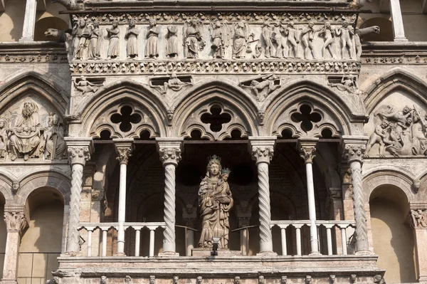 Ferrara (Emilia-Romagna, Italia) - katedraalin julkisivu, yksityiskohta — kuvapankkivalokuva
