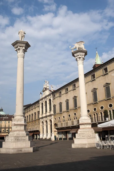 维琴察意大利威尼托）： 具有历史意义的主要广场与两个柱 — 图库照片