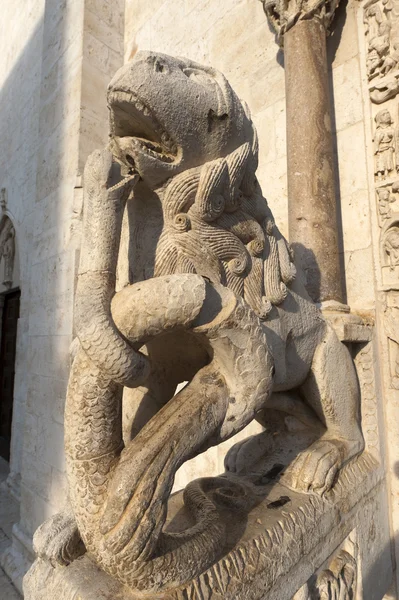 Bitetto (巴里、 普利亚，意大利）-罗马式万科在古老的大教堂 — 图库照片