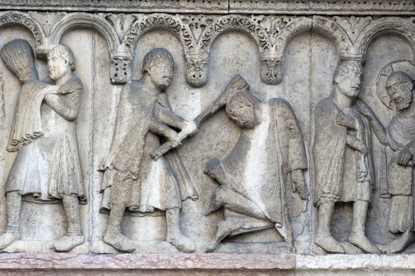 摩德纳 （艾米利亚-罗马涅区，意大利）-大教堂的立面，浅浮雕 — 图库照片