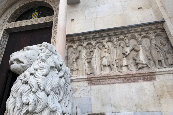 Modena (Emilia-Romagna, Italy) - Cathedral facade and lion statu — Stock Photo, Image