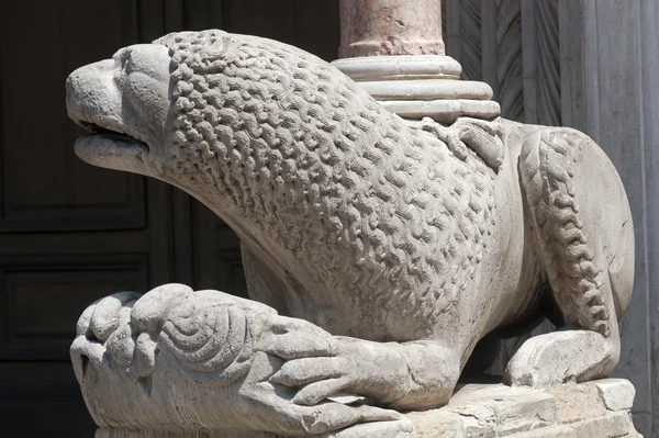 피 덴 차 (파 르 마, 에밀리 아 로마 냐, 이탈리아)-대성당, 동상 — 스톡 사진