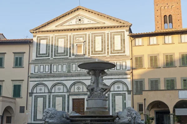 Empoli (Firenze), kirke og fontene – stockfoto