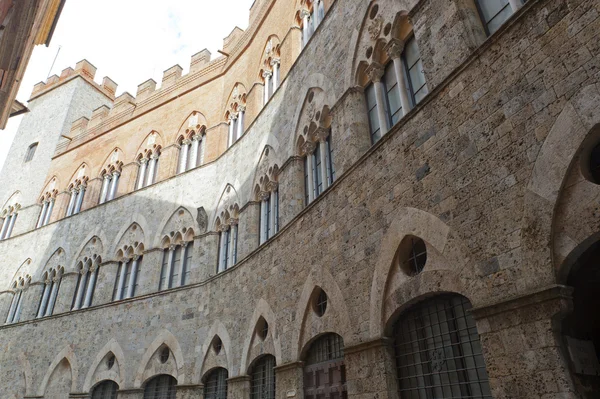 Siena (Toskánsko, Itálie) - historický palác — Stock fotografie