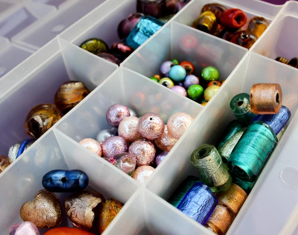 Farbige Perlen zur Herstellung von Schmuck — Stockfoto