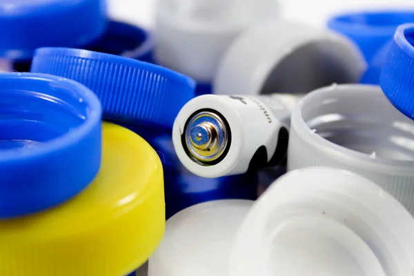 Bateria alcalina com tampas de garrafa — Fotografia de Stock