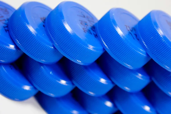 Műanyag kupakok egy sorban — Stock Fotó