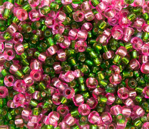 Рожевий і зелений бісер — стокове фото