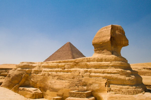 Egipski sfinx z piramidy — Zdjęcie stockowe