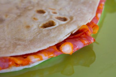 İtalyan piadina ile sıcak salam