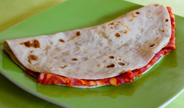 İtalyan piadina ile sıcak salam