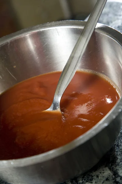 番茄原浆在银盘子 — 图库照片