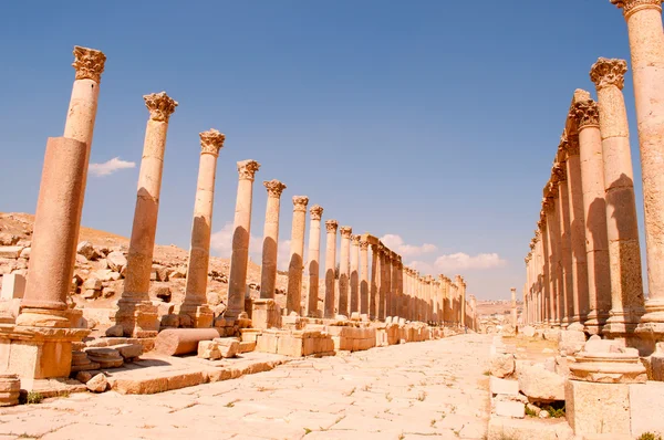 Römische korinthische Kolonnade in Jerash — Stockfoto