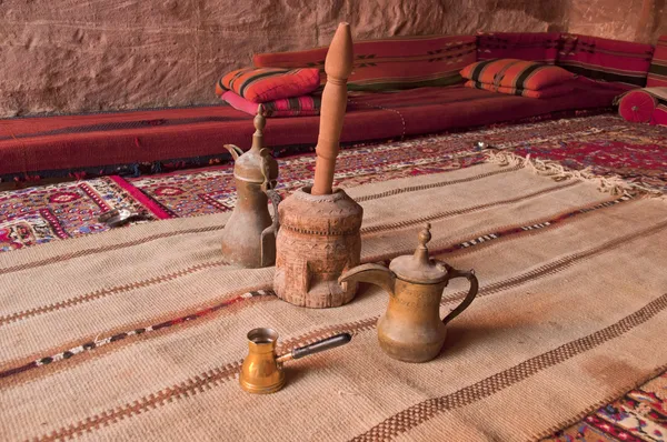 Panelas de café árabe, moedor em uma tenda beduína Fotos De Bancos De Imagens
