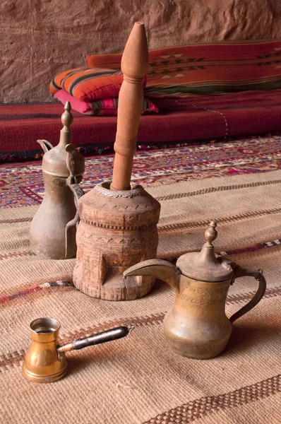 Panelas de café árabe, moedor em uma tenda beduína Fotos De Bancos De Imagens Sem Royalties