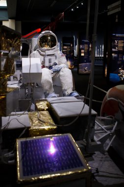 Lunar araçta oturan astronot