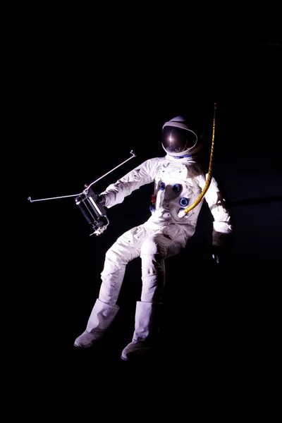 Astronauta volando en el espacio exterior — Foto de Stock