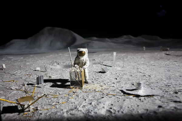 Astronauta explorando en la luna — Foto de Stock