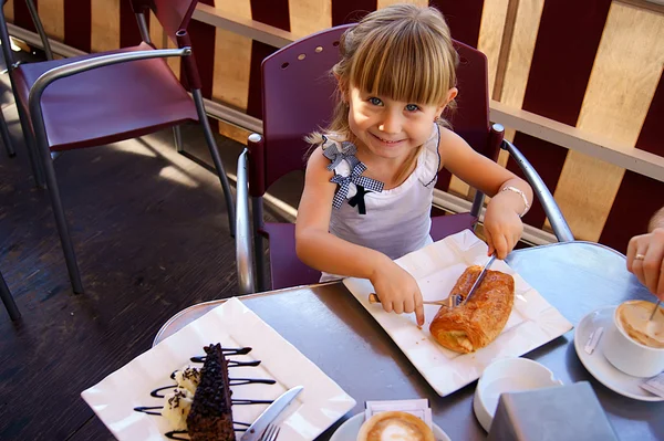 Den lilla flickan i café — Stockfoto