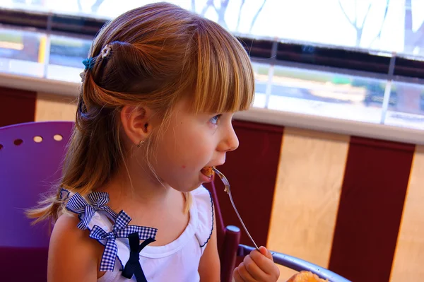 Маленькая девочка в кафе — стоковое фото