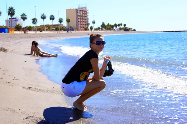 Das Mädchen am Strand — Stockfoto