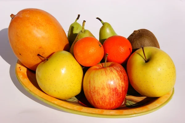 Fruta em uma chapa — Fotografia de Stock